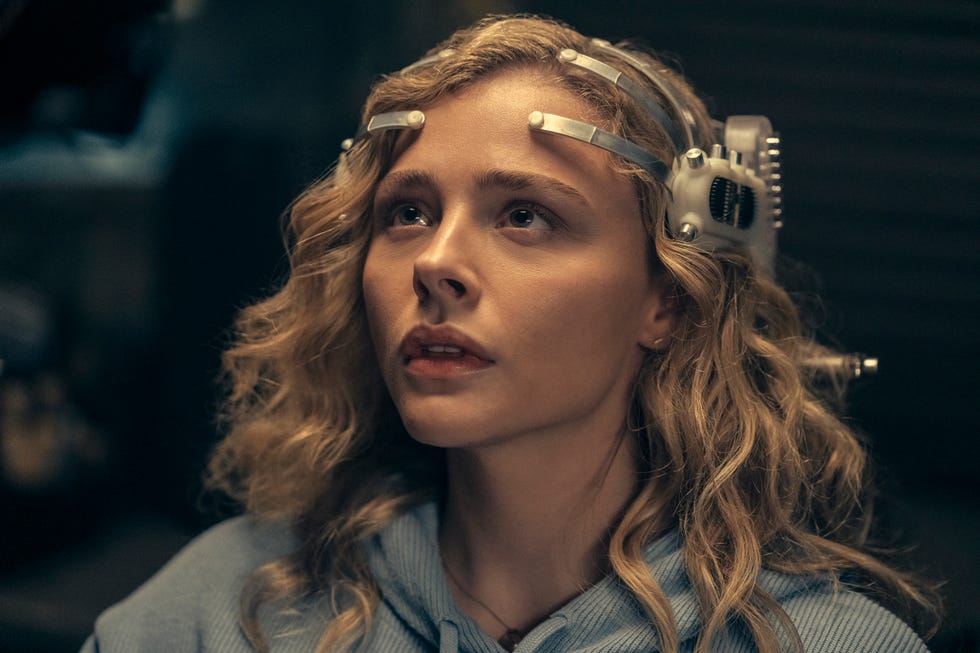 https://hips.hearstapps.com/hmg-prod/images/chloe-grace-moretz-the-peripheral-jpg-1669041350.jpg?crop=1xw:1xh;center,top&resize=980:*