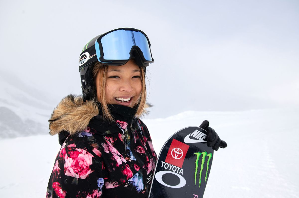 Schots Voorman Opeenvolgend Snowboarder Chloe Kim on Hot Cheetos, Roxy, and Going for Gold (Again) at  the 2022 Winter Olympics