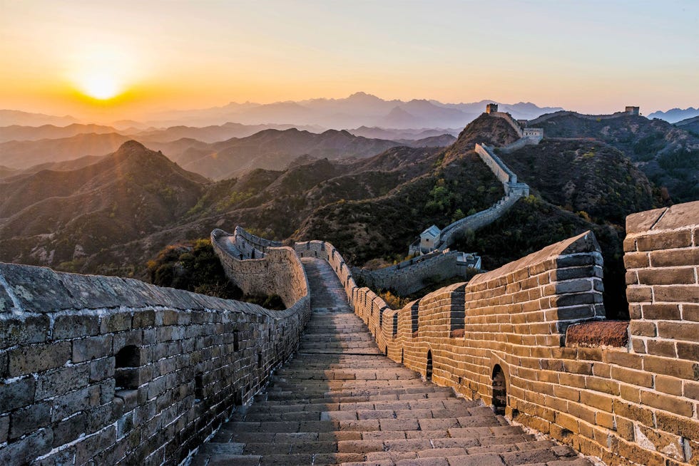 Als de ruggengraat van een draak slingert de Chinese Muur zich bij Jinshanling over zon tien kilometer door de heuvelachtige Chinese provincie Hebei Op gezette afstanden zijn er wachttorens gebouwd