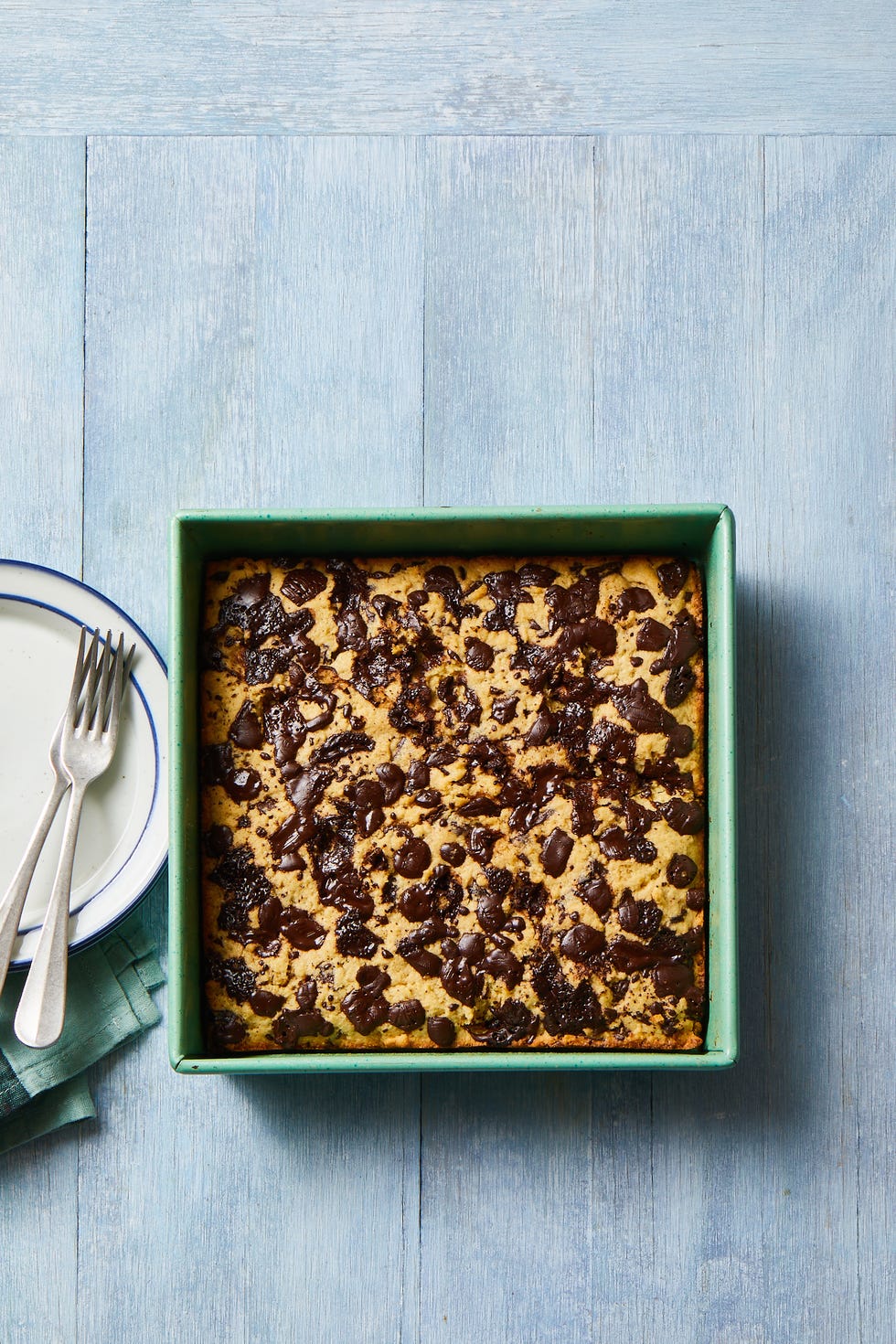 chocolate chip blondies in a green baking dish