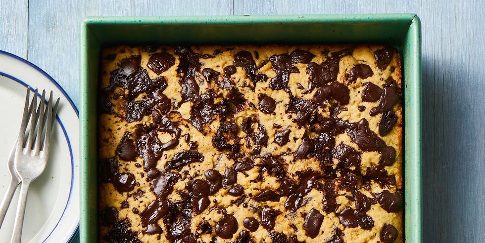 chocolate chip blondies in a green dish