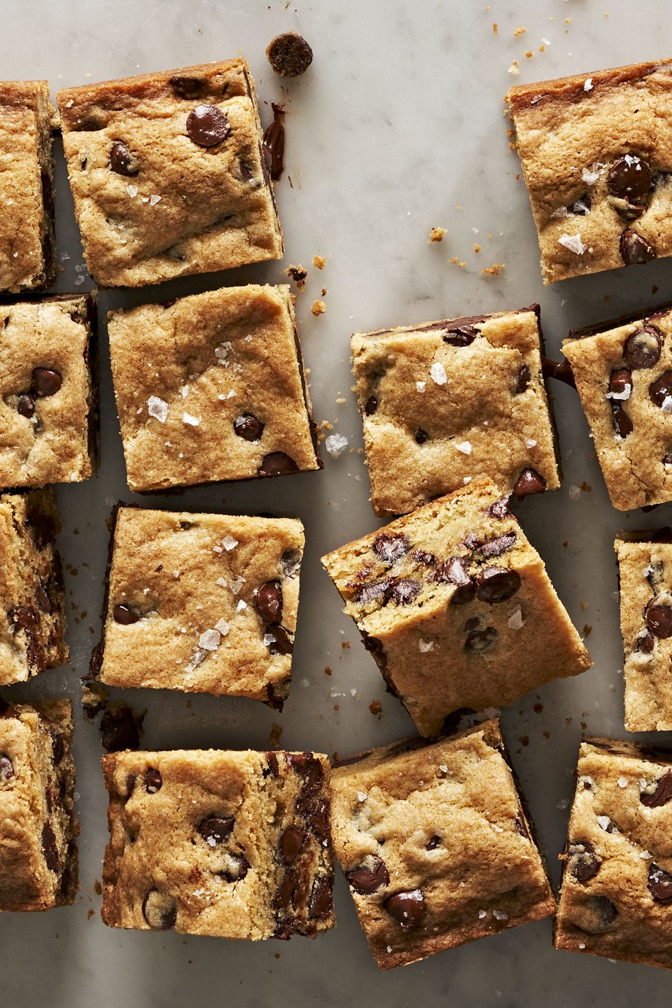 https://hips.hearstapps.com/hmg-prod/images/chocolate-chip-cookie-bars3-1663332200.jpg?crop=0.9073543457497613xw:1xh;center,top&resize=980:*