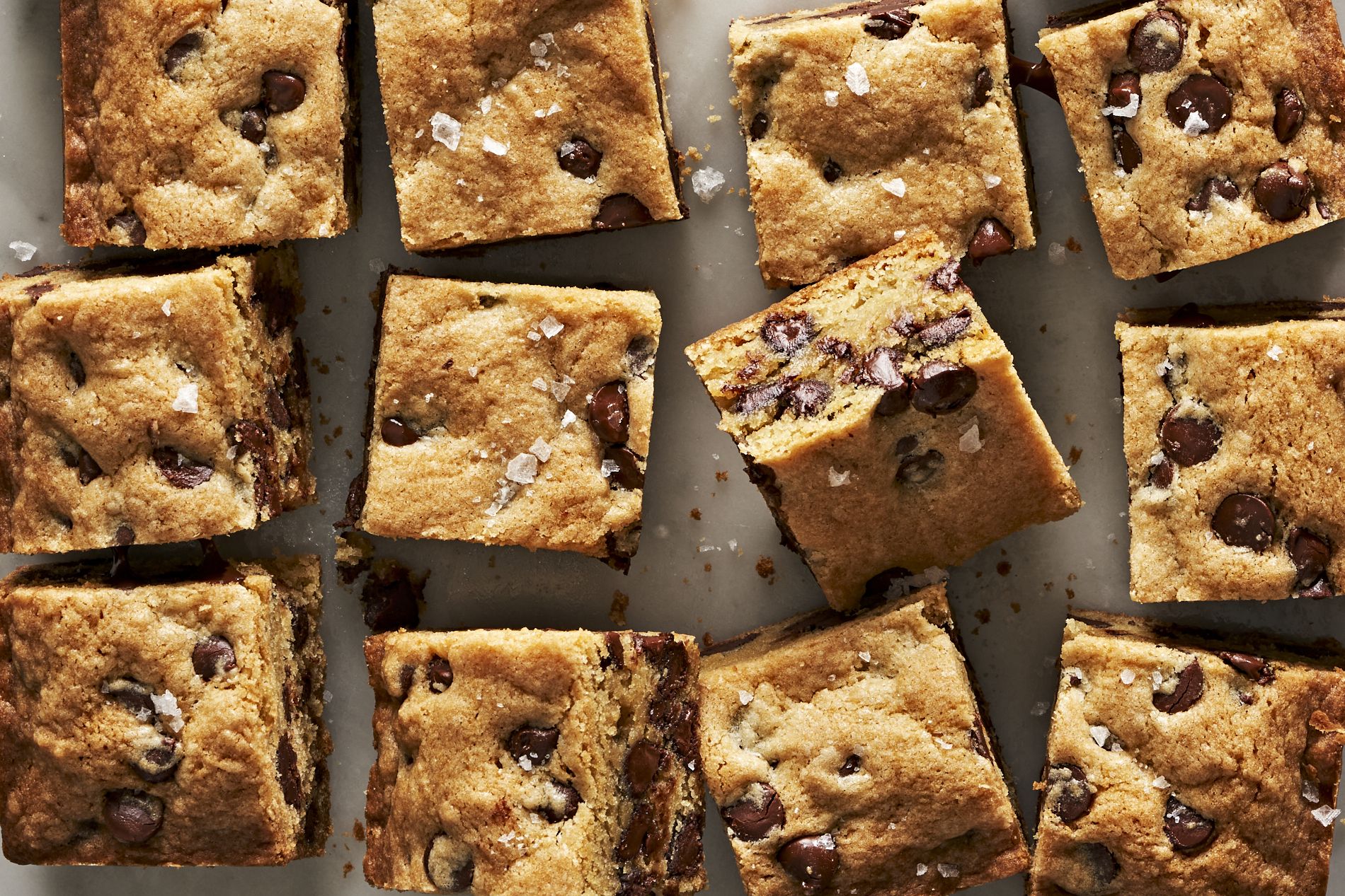 https://hips.hearstapps.com/hmg-prod/images/chocolate-chip-cookie-bars4-1663332201.jpg