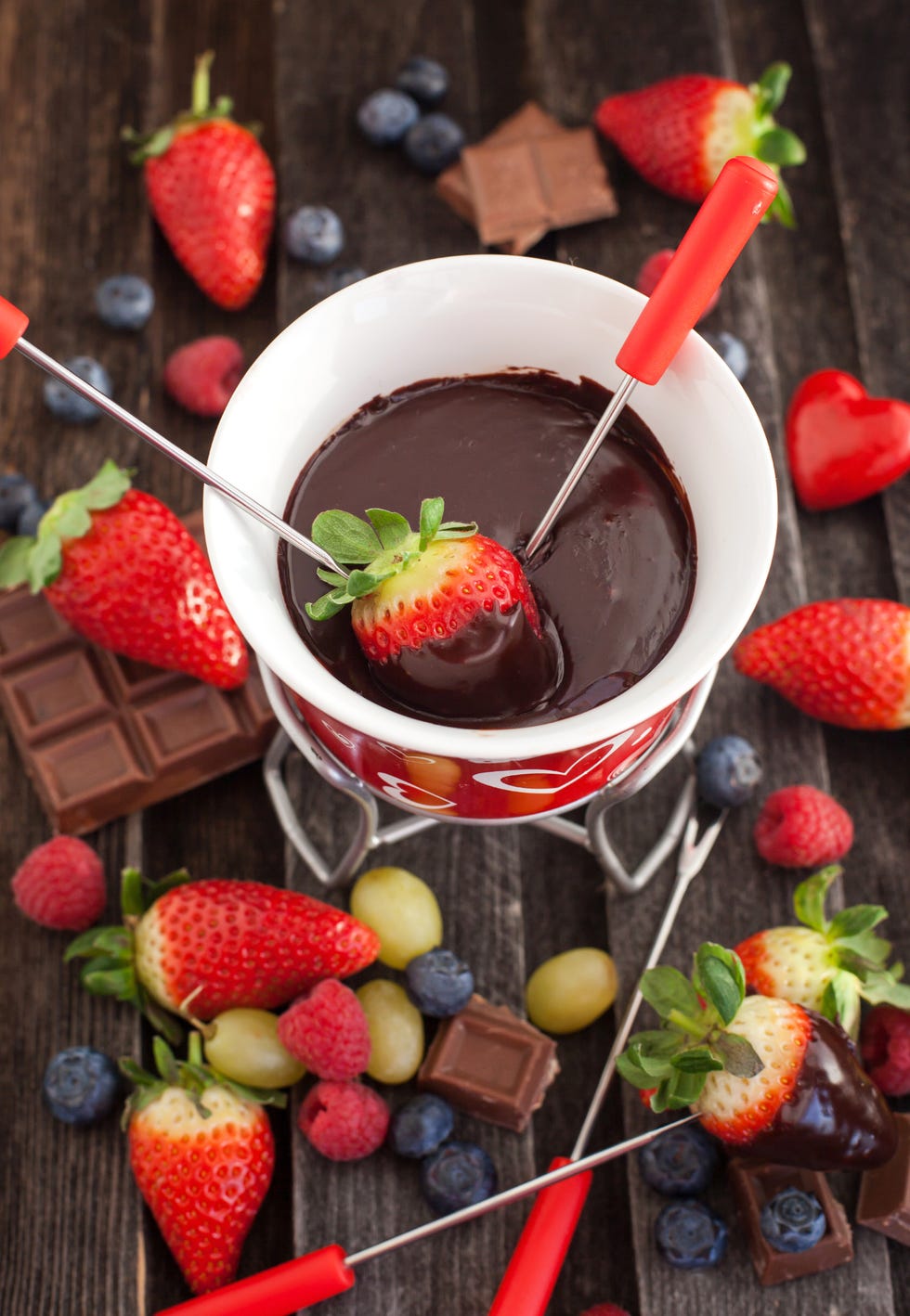 Chocolate fondue with fresh berries