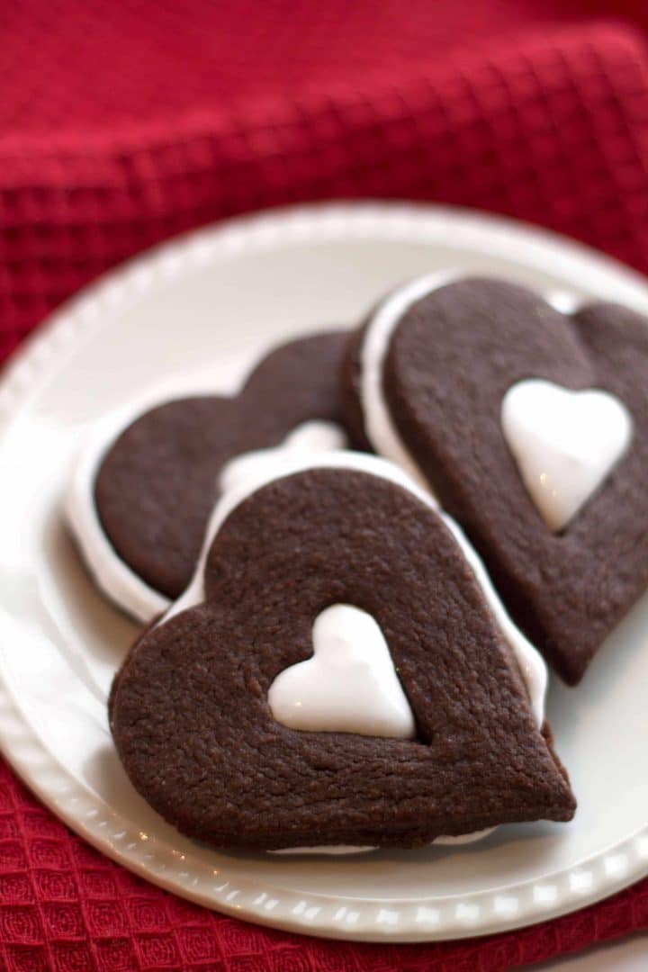 Food, Heart, Biscuit, Cuisine, Dish, Dessert, Lebkuchen, Snack, Cookies and crackers, Baked goods, 