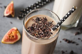 closeup van milkshake met chocolade in een glas