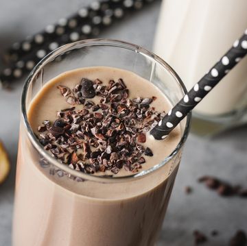 closeup van milkshake met chocolade in een glas