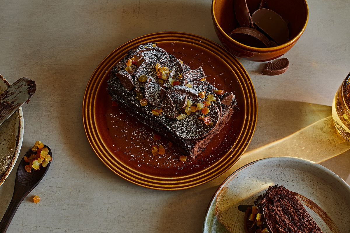 https://hips.hearstapps.com/hmg-prod/images/chocolate-orange-yule-log-delish-2-1639665124.png?crop=0.669xw:1.00xh;0.166xw,0&resize=1200:*