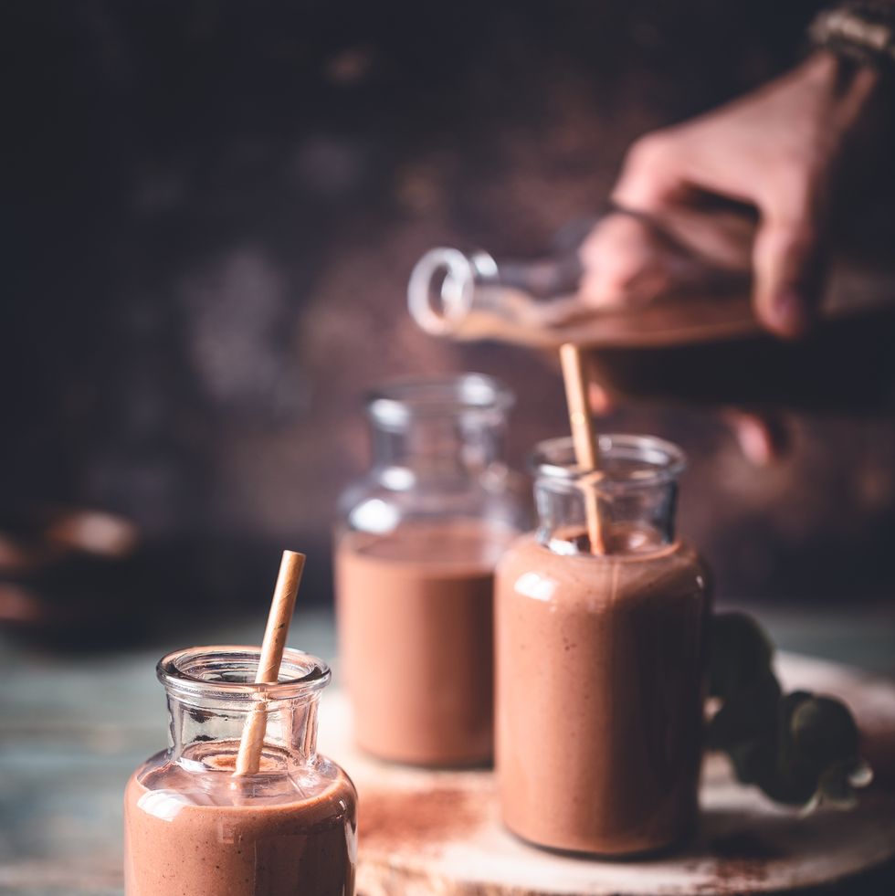 https://hips.hearstapps.com/hmg-prod/images/chocolate-peanut-butter-healthy-protein-smoothie-1641846060.jpg?crop=1.00xw:0.667xh;0,0.303xh&resize=980:*