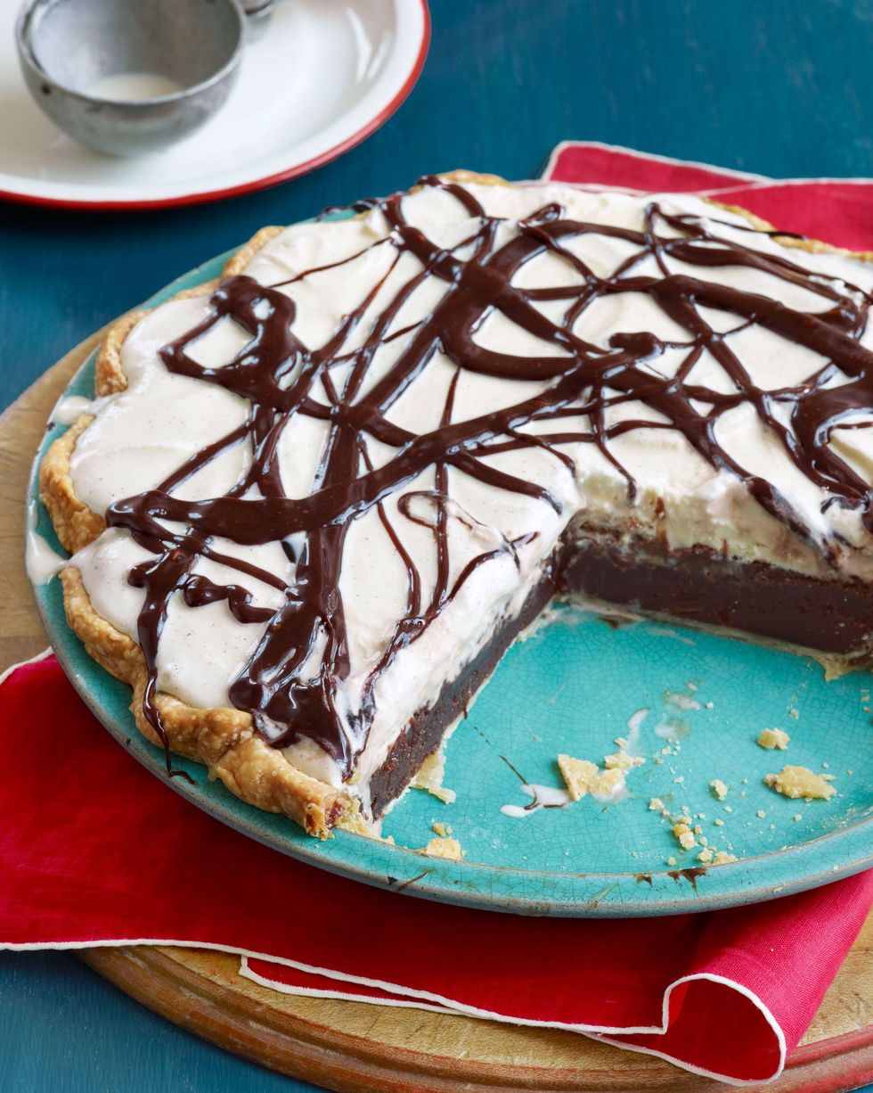 mississippi mud pie in a teal pie plate with chocolate drizzled on top