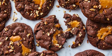 chocolate cookies with caramel and chopped pecans