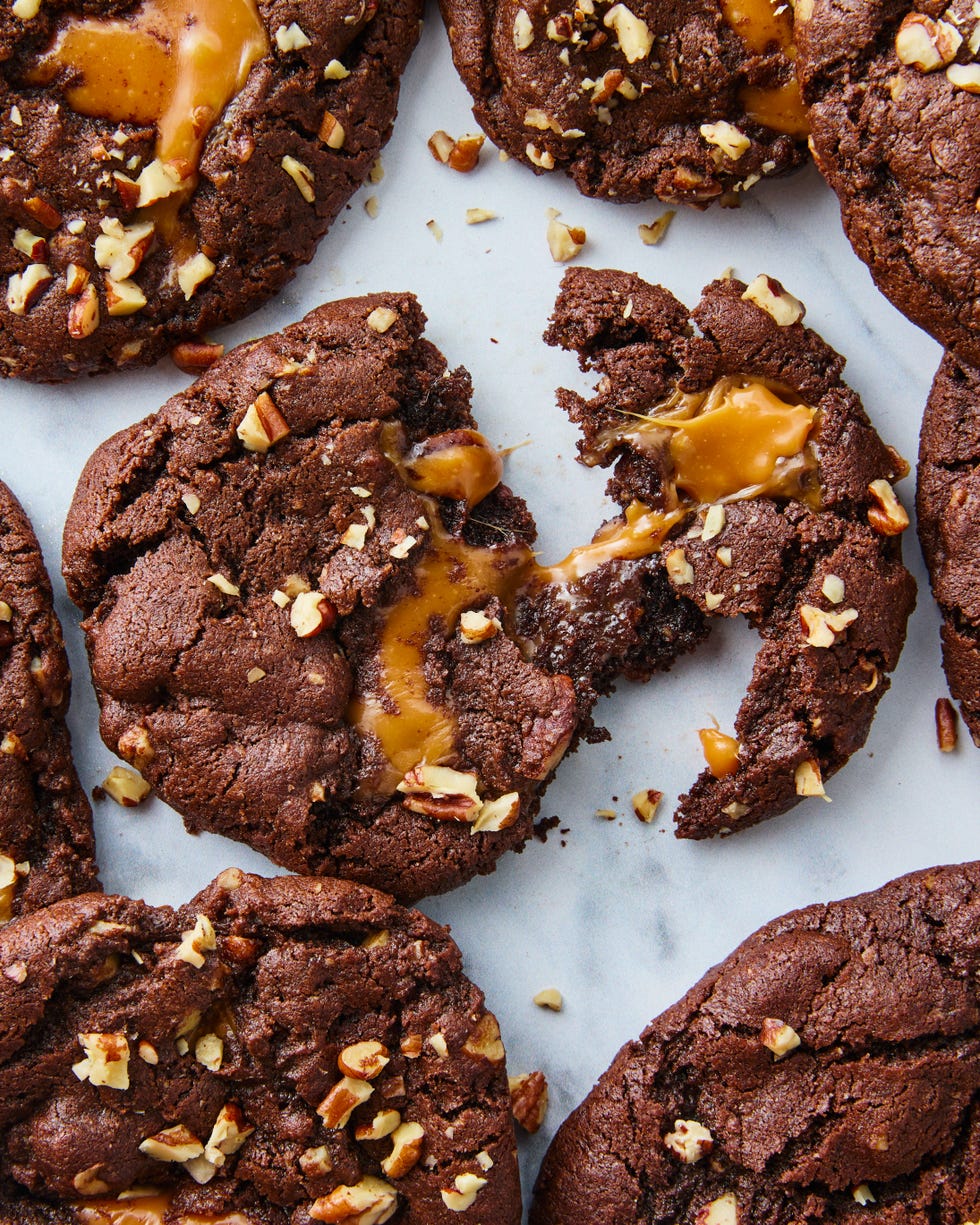 chocolate cookies with caramel and chopped pecans