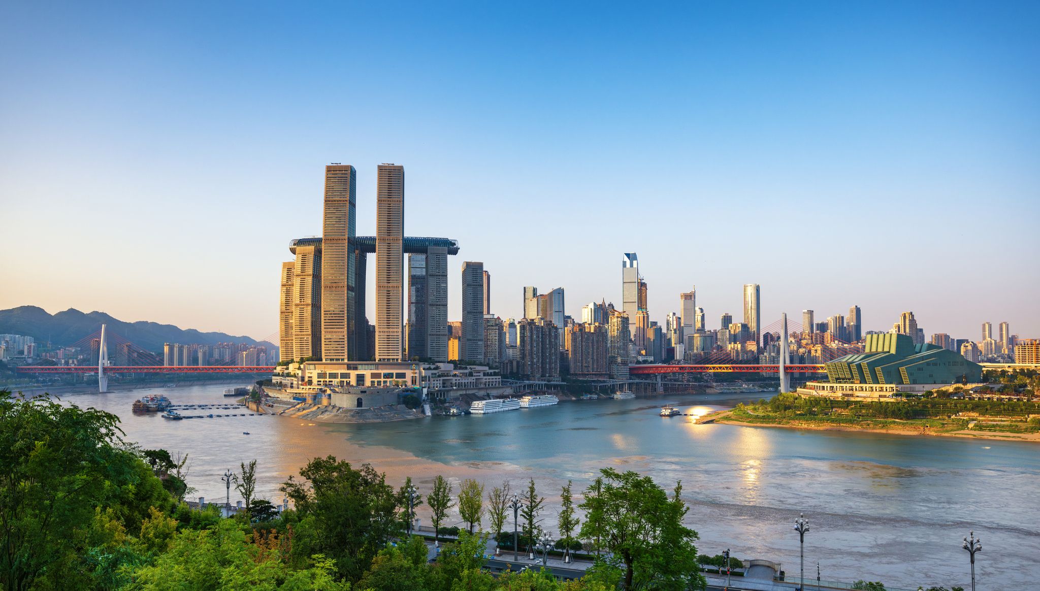skyline van chongqing met op de voorgrond raffles city