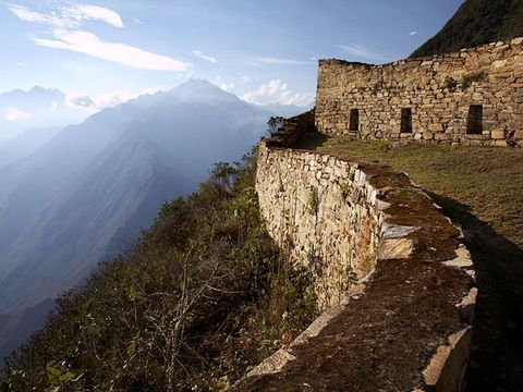 Ze wordt vaak de zusterstad genoemd van Machu Picchu vanwege de opvallende overeenkomsten met de meer bekende locatie toch kan Choquequirao uiteindelijke de grootste van de twee blijken te zijn Men denkt dat slechts 30 procent van het originele complex is opgegraven In 2005 werden enkele met stenen lamas versierde landbouwterrassen gevonden Bovenop de fascinerende runes rond een centraal plein net als bij Machu Picchu biedt Choquequirao het meest adembenemende uitzicht van welke Inca locatie dan ook De pittige tweedaagse wandeling naar wat waarschijnlijk het landgoed van de Incakeizer was wordt langzaam steeds populairder als alternatief voor het Inca Trail maar om de runes te bereiken moet je op en neer over de steile hellingen van de vallei lopen die meer dan 15 kilometer diep is