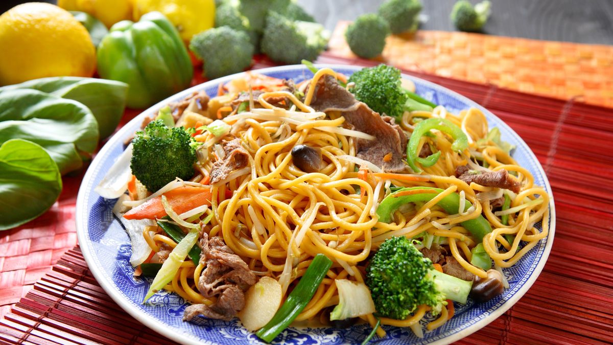 Chow Mein vs. Lo Mein - Difference Between Chow Mein and Lo Mein