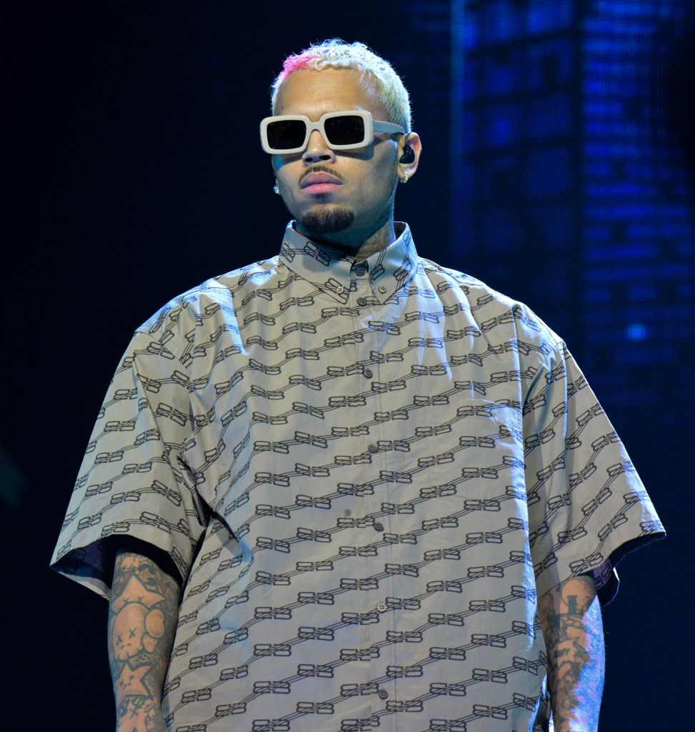 Chris Brown compra 'bolsa avião' Louis Vuitton mais cara que um avião de  verdade - Universo Chris Brown
