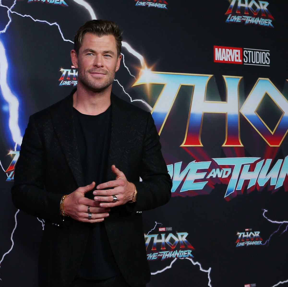 Chris Hemsworth takes a break by attending a NY Mets game