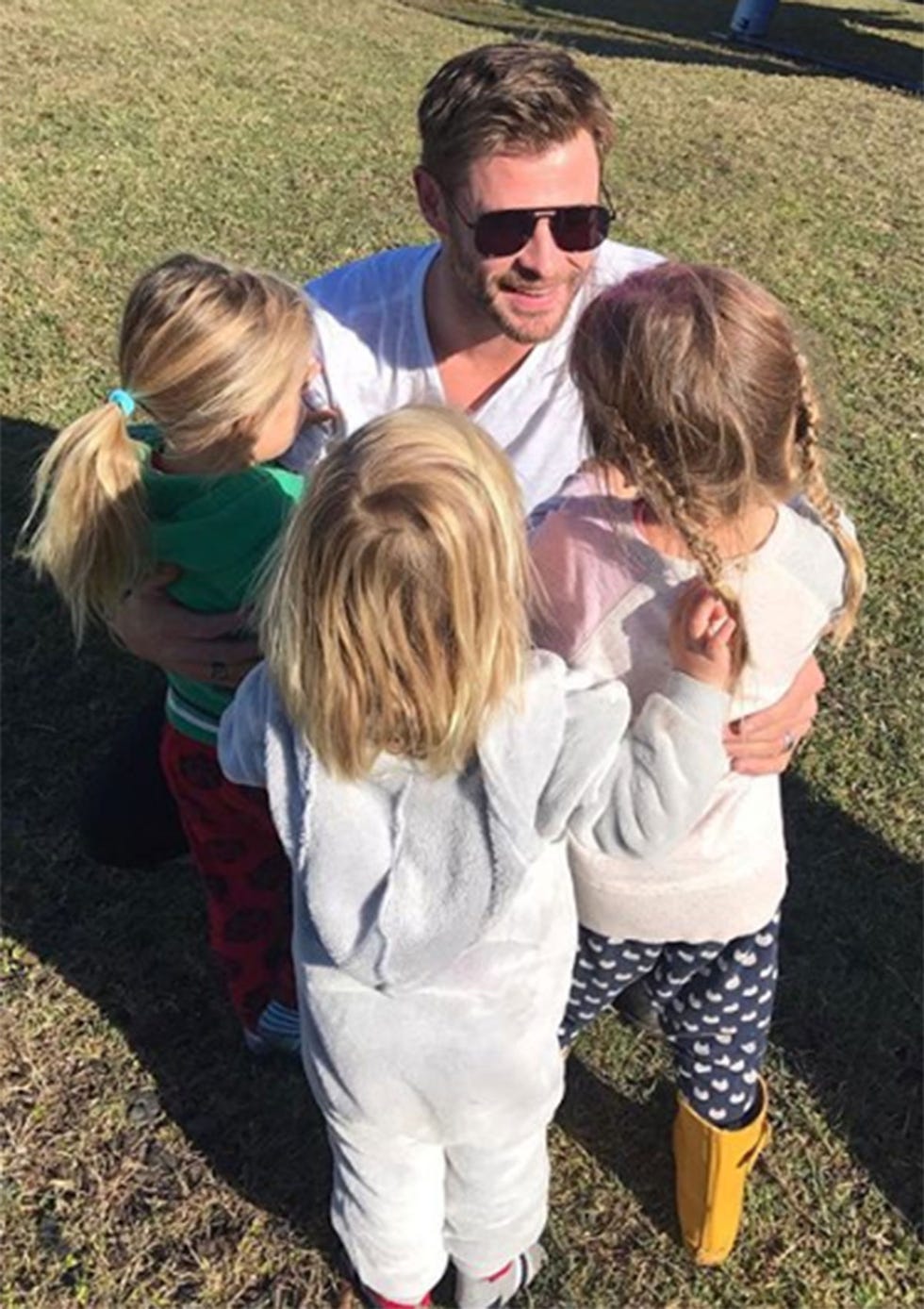 Chris Hemsworth con sus hijos.