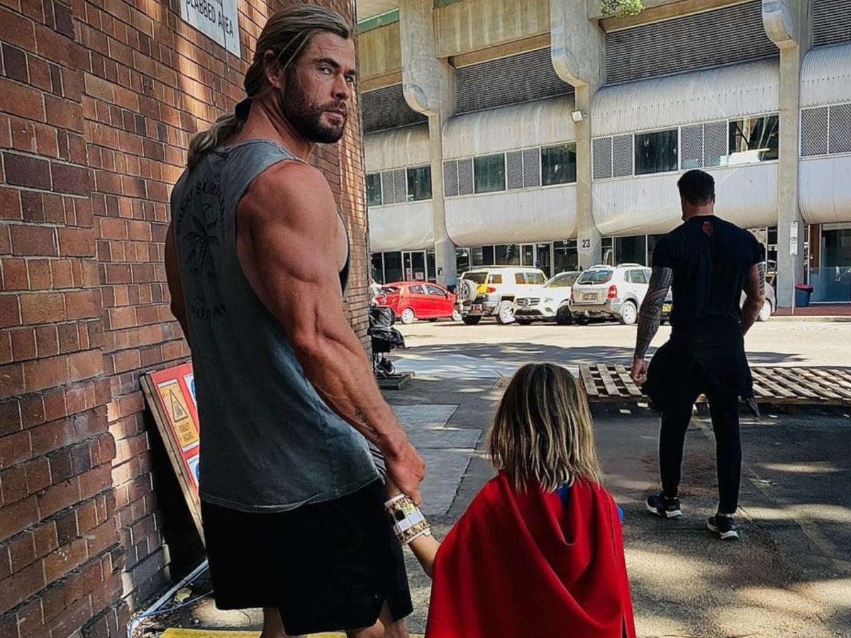 Chris Hemsworth hace viral una foto por culpa de su hijo