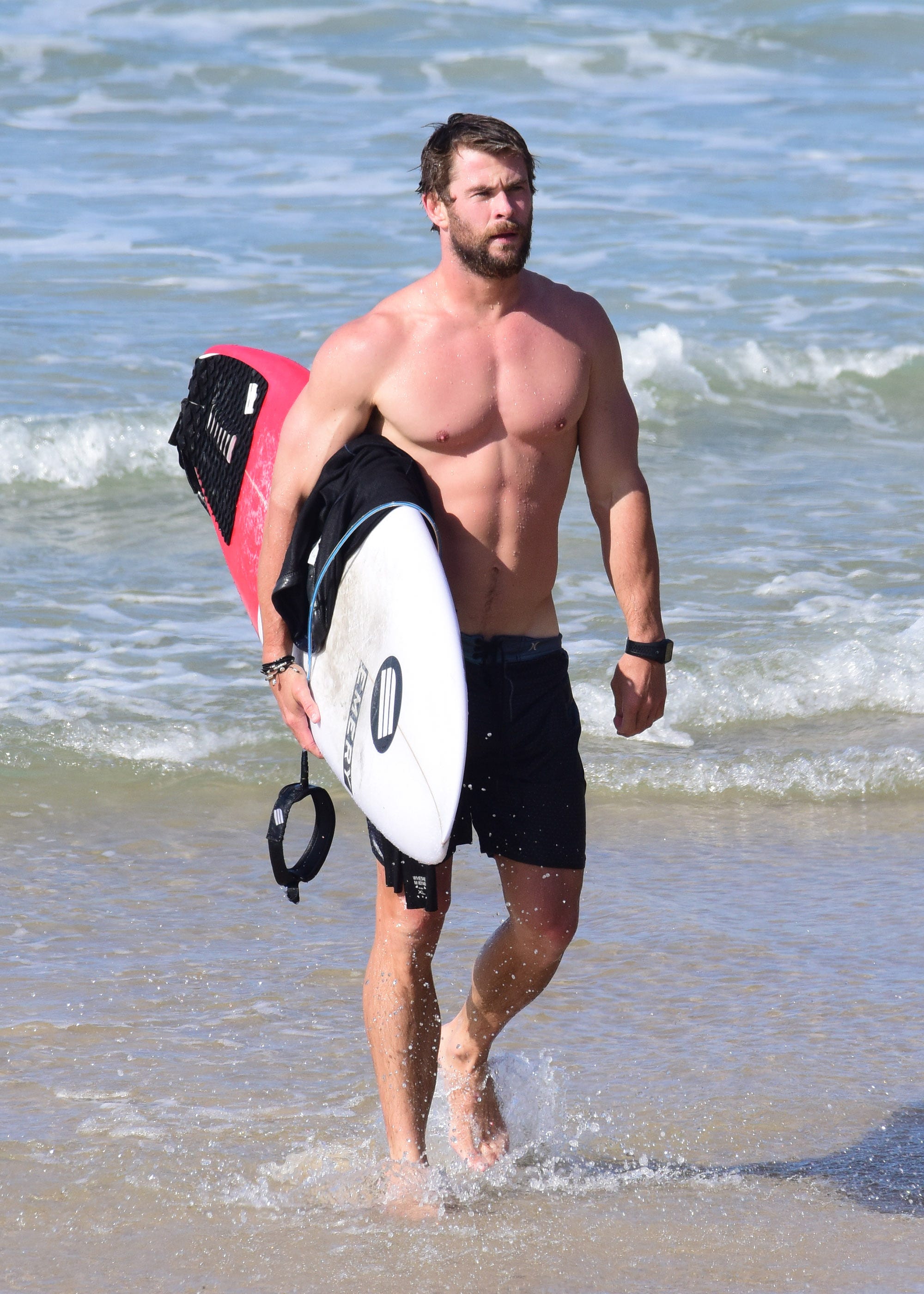 Chris Hemsworth a tope en la playa haciendo yoga y surf