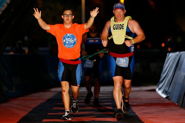 chris nikic es el primer triatleta con síndrome de down que termina un ironman