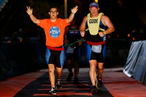 chris nikic es el primer triatleta con síndrome de down que termina un ironman