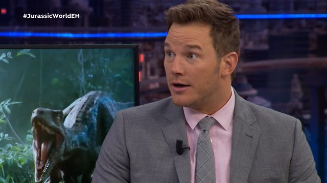 Suit, Television presenter, Human, Television program, Jaw, Newscaster, Fictional character, Media, Tie, Screenshot, 