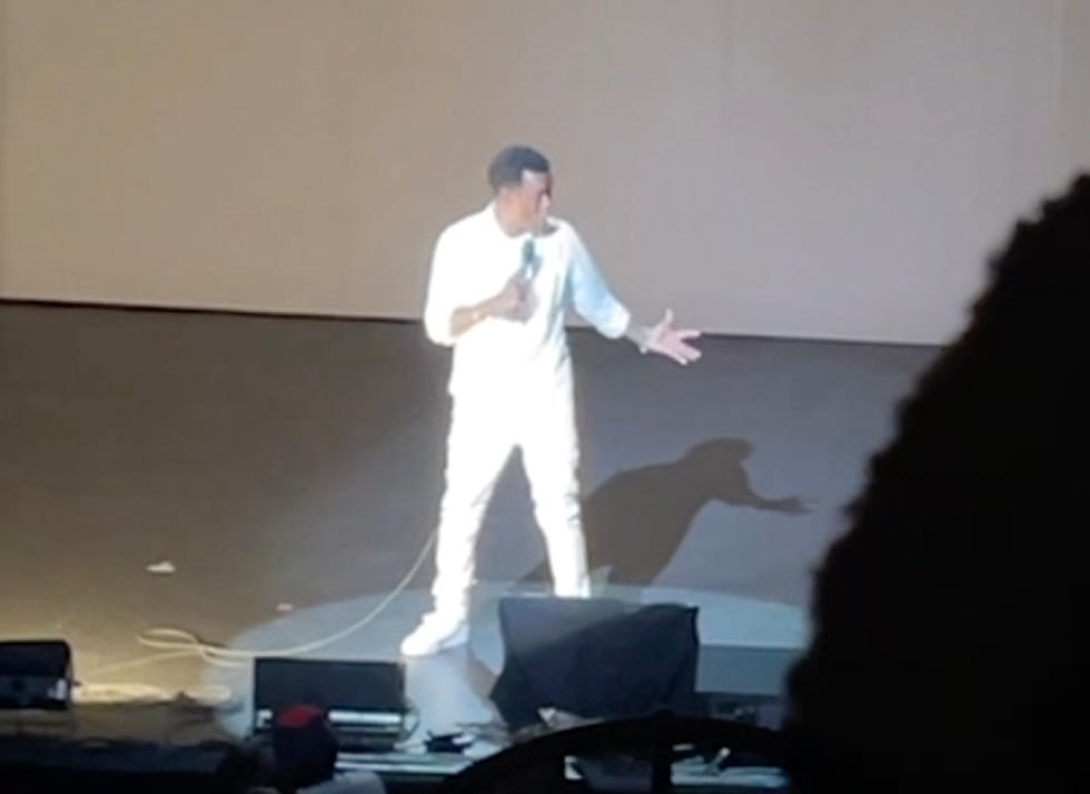 chris rock en un espectáculo de humor en boston tras el bofetón en los oscar