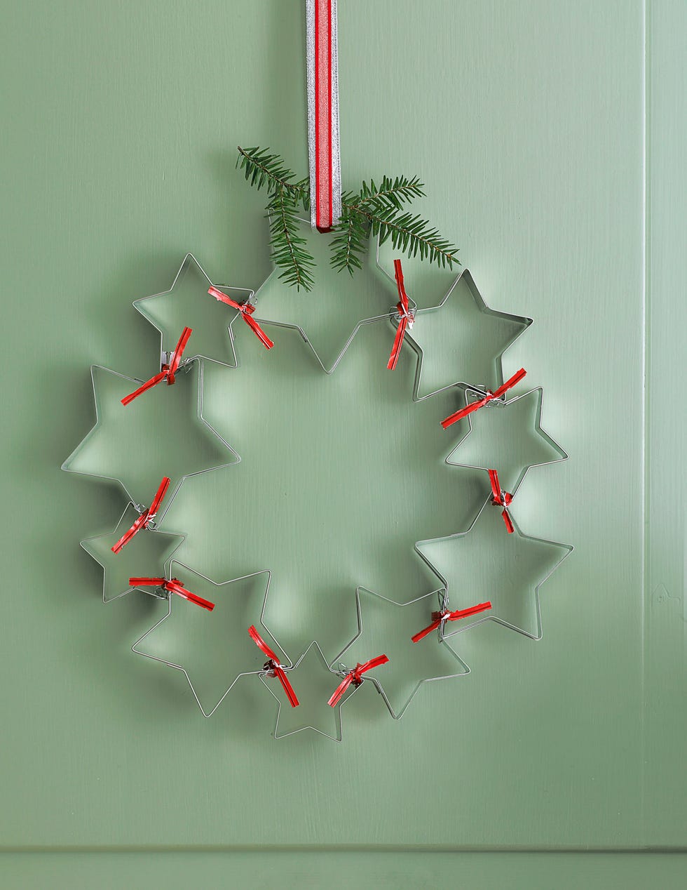 diy christmas wreaths, cookie cutter wreath against a light green background