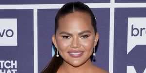 chrissy teigen calls out plastic surgeon for saying she had cheek filler