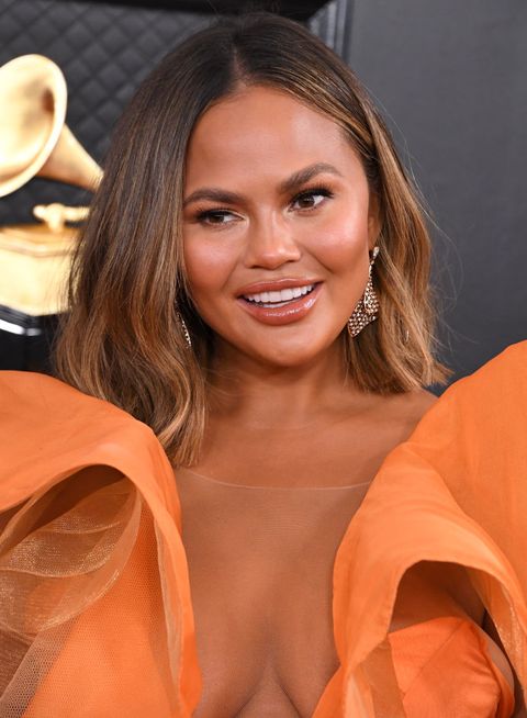 chrissy teigen brown hair with highlights