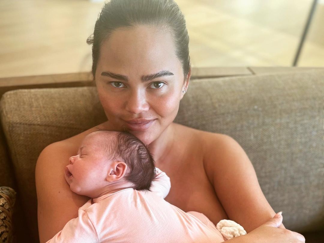 https://hips.hearstapps.com/hmg-prod/images/chrissy-teigen-got-real-about-post-baby-boobs-in-nude-bath-pic-643ce89dd2ba7.jpg?crop=1xw:0.6xh;center,top&resize=1200:*