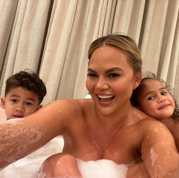 chrissy teigen junto a sus hijos