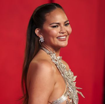 chrissy teigen at the 2024 vanity fair oscar party held at the wallis annenberg center for the performing arts on march 10, 2024 in beverly hills, california photo by christopher polkvariety via getty images