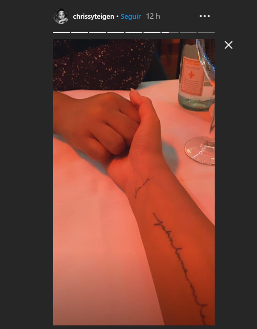 chrissy teigen y john legend dados de la mano