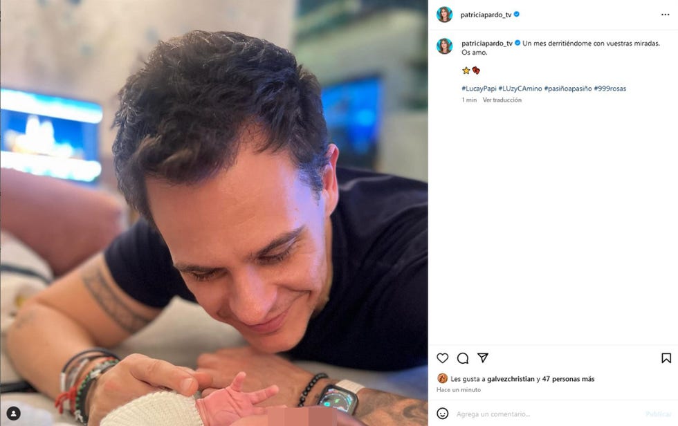 el presentador mira a su bebe recien nacido