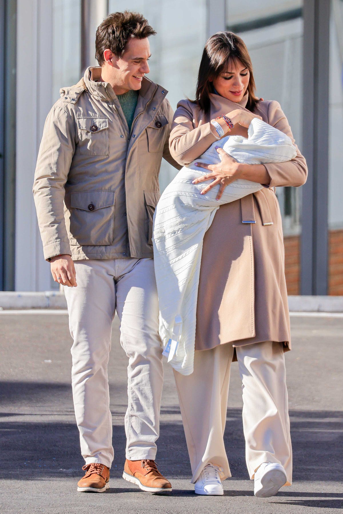 los presentadores con su hijo luca