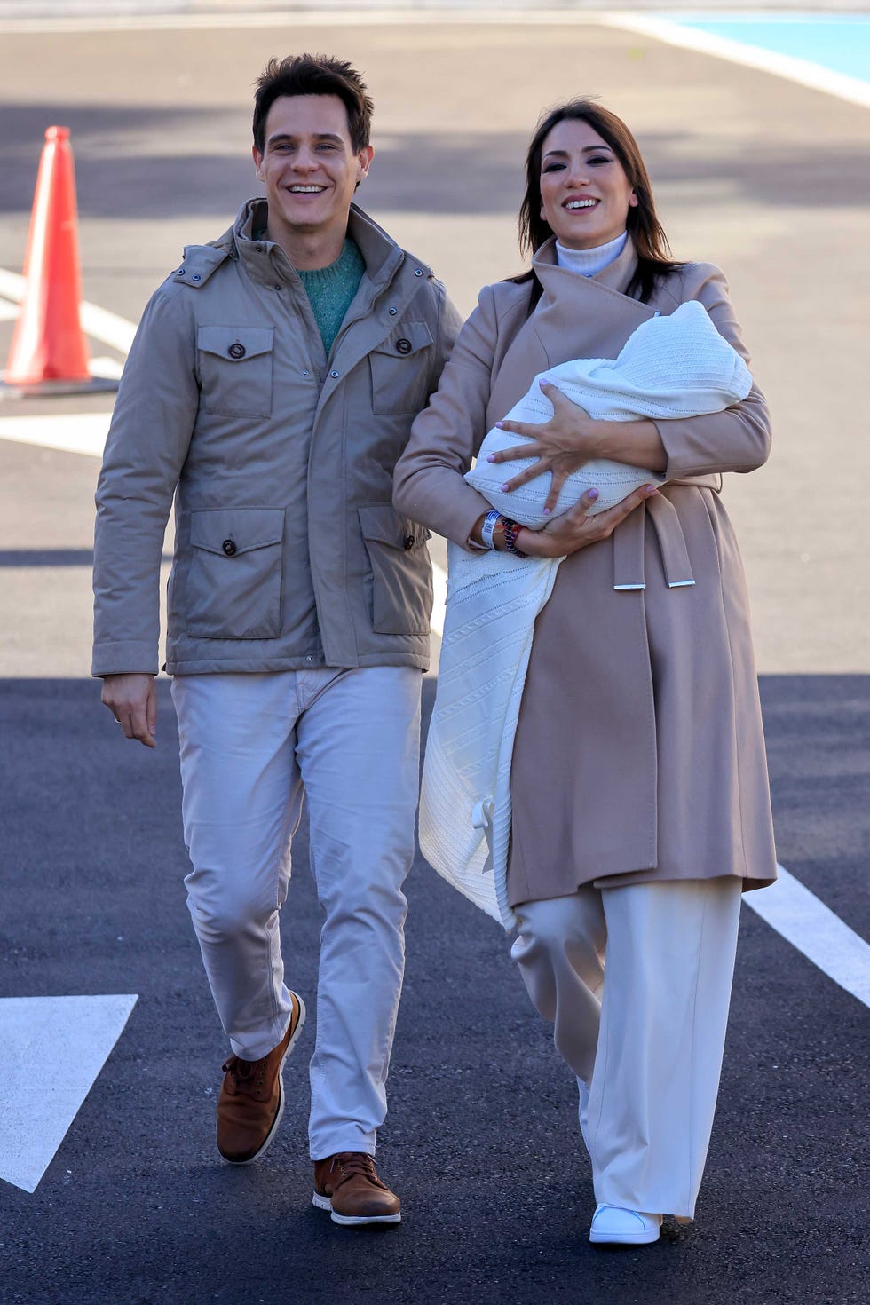 christian galvez y patricia pardo posan con su bebe, luca, recien nacido