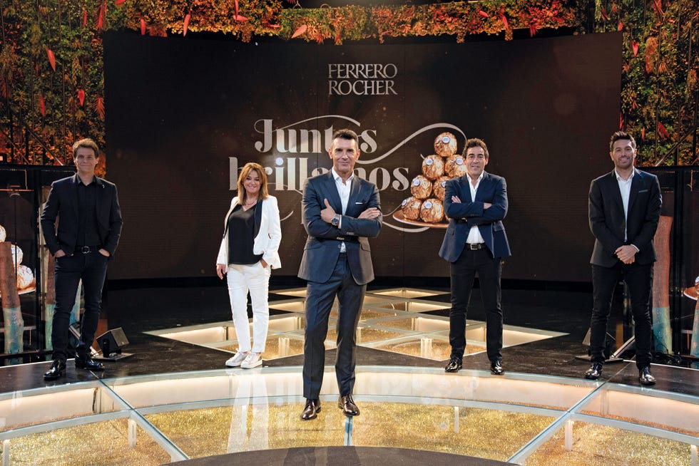christian gálvez posa con las embajadores de la iniciativa 'juntos brillamos más' de ferrero