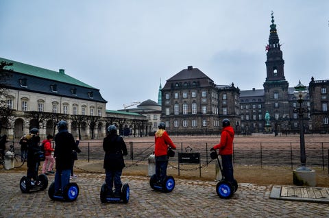 Nadat je het Amagertorvplein en zijn fontein hebt vastgelegd kun je Slot Christiansborg bezoeken de zetel van het Deense Parlement Zelfs als het bewolkt en winderig is moet je je als een echte Deen opstellen en je schouders ophalen Sterker nog bezoek een echt winderige plek zoals de toren van het slot Iedereen kan het binnenhof en de toren van het Parlement gratis bezoeken