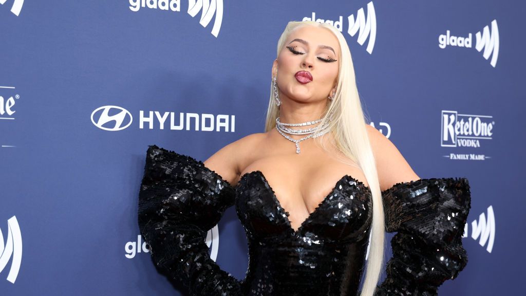 Christina Aguilera channels old Hollywood glamour on Instagram