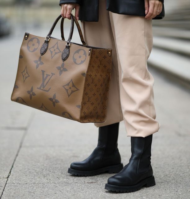Fedt siv maler Would You Guess That a Vuitton or Chanel Bag Has Better Resale Value?