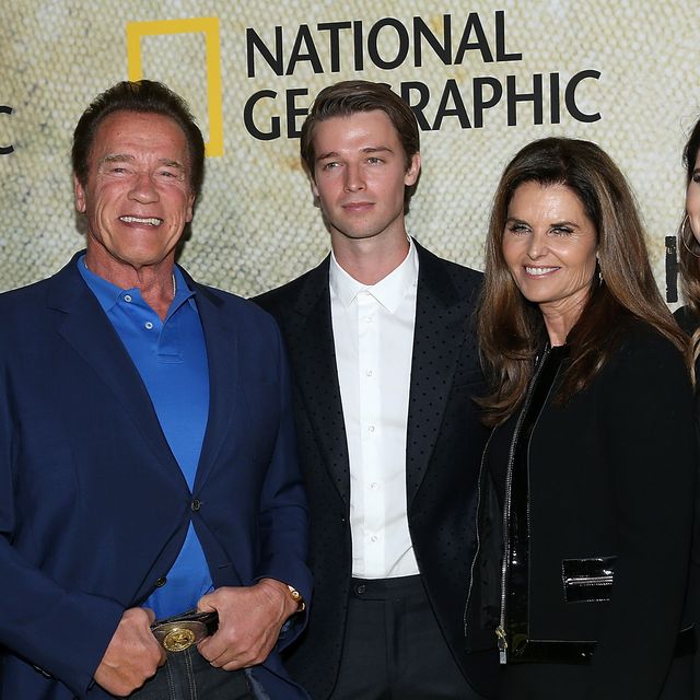 arnold schwarzenegger surrounded by his ex wife and three of their children for a red carpet photo