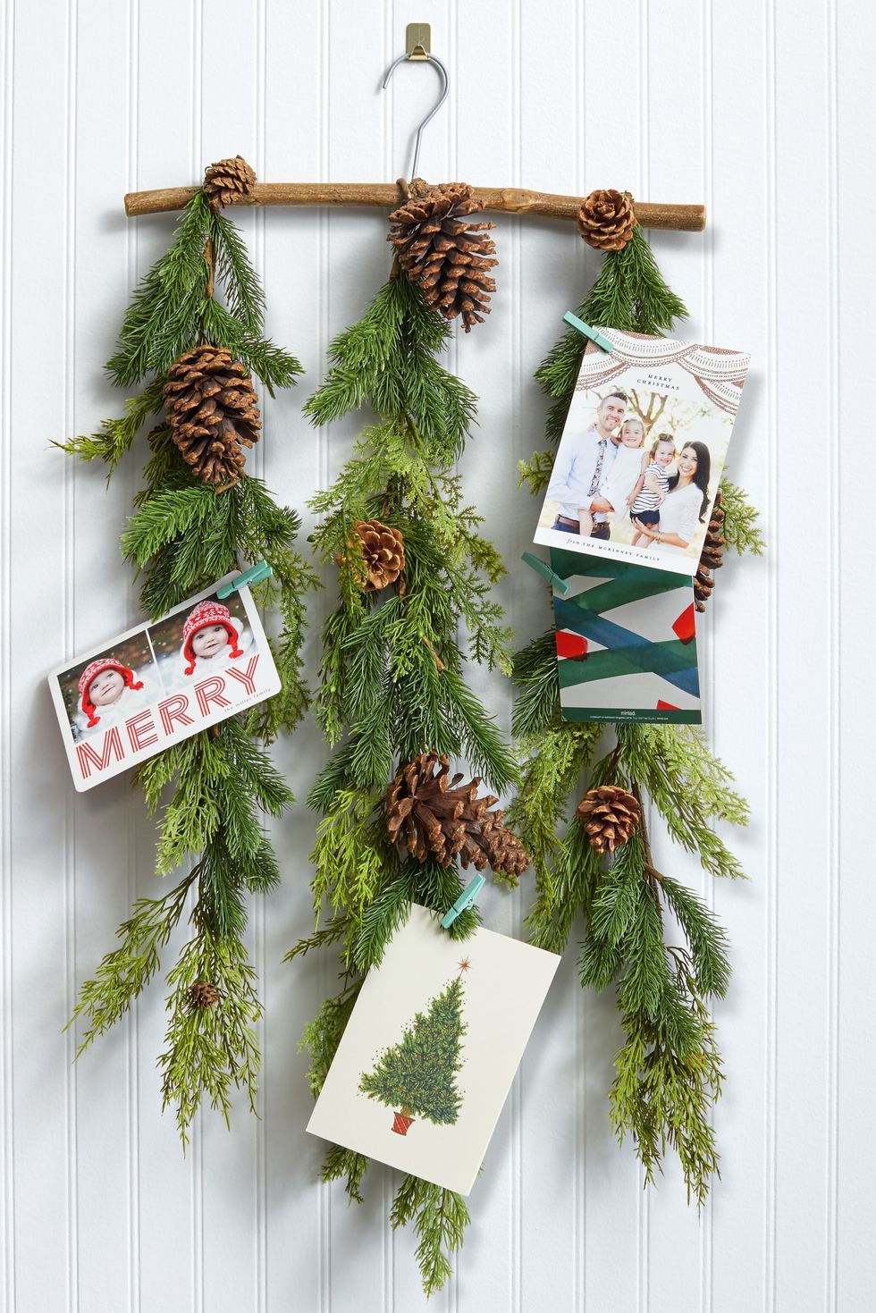 https://hips.hearstapps.com/hmg-prod/images/christmas-activities-for-kids-garland-card-holder-1606320132.jpg