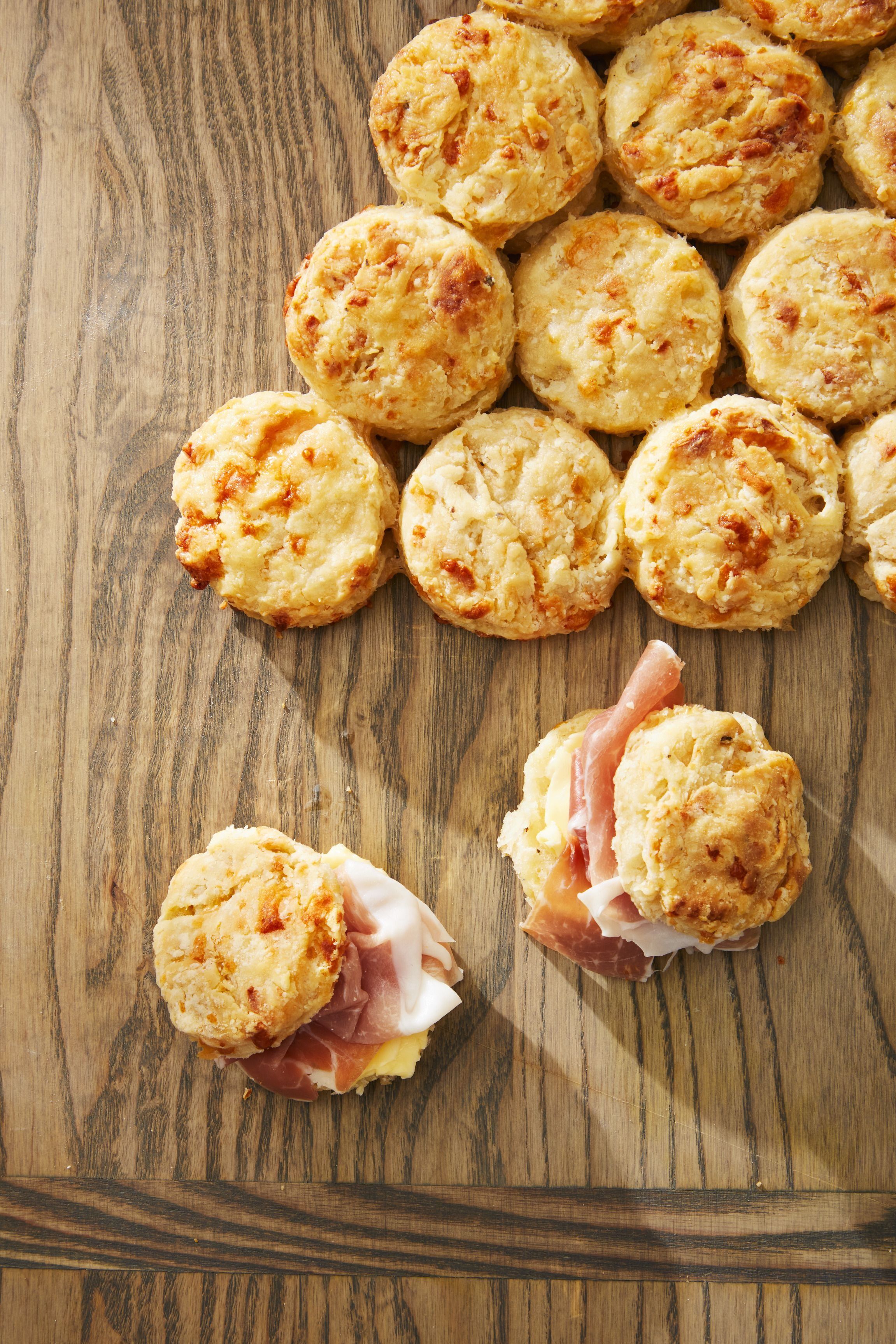 https://hips.hearstapps.com/hmg-prod/images/christmas-appetizers-asiago-biscuits-prosciutto-656770b4da06e.jpeg