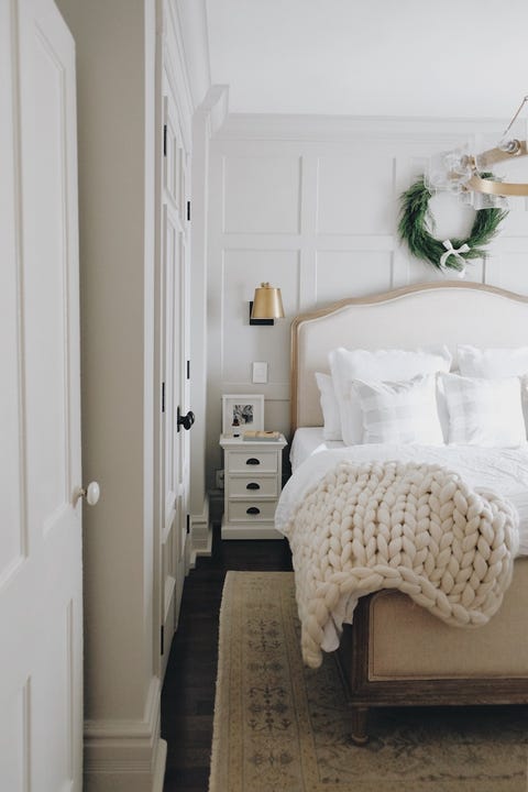 25+ Best Christmas Bedroom Decor Ideas - Holiday Bedroom Decor