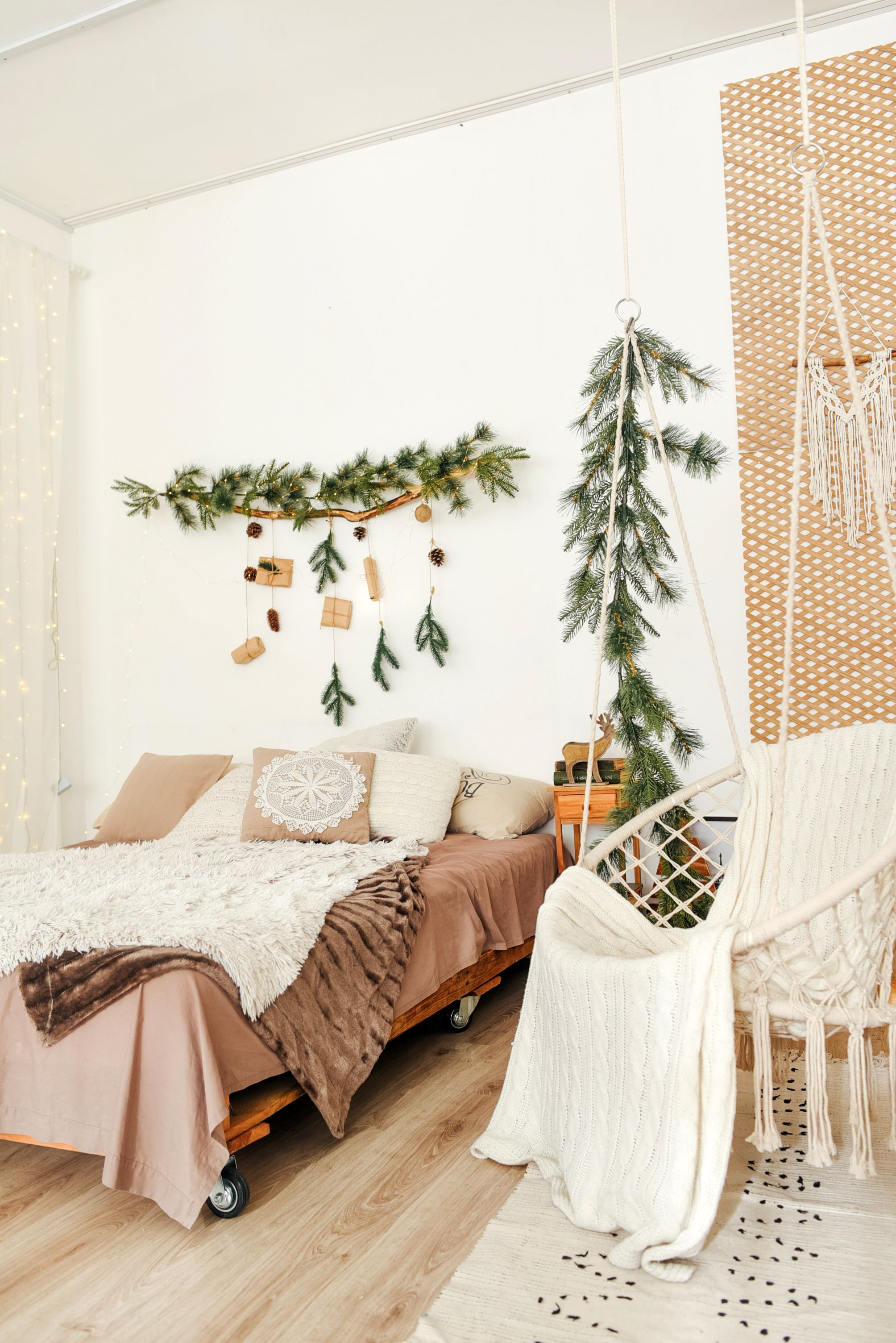 35 Cozy Christmas Bedroom Ideas for the Ultimate Escape