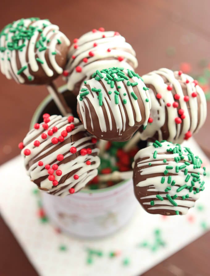 https://hips.hearstapps.com/hmg-prod/images/christmas-cake-pops-1-1541190794.jpg?crop=0.879xw:1.00xh;0.0816xw,0&resize=980:*