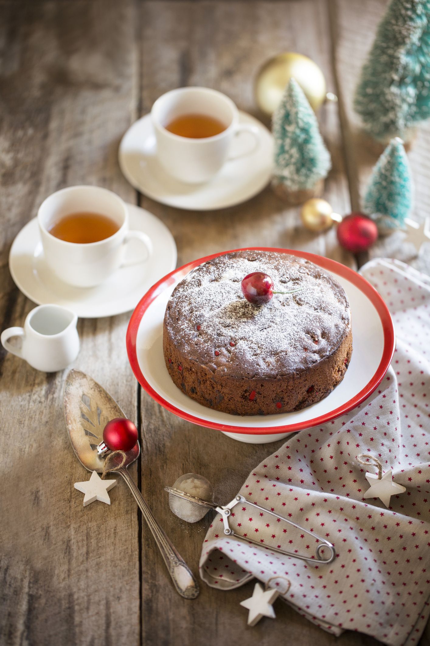 How to feed a Christmas cake