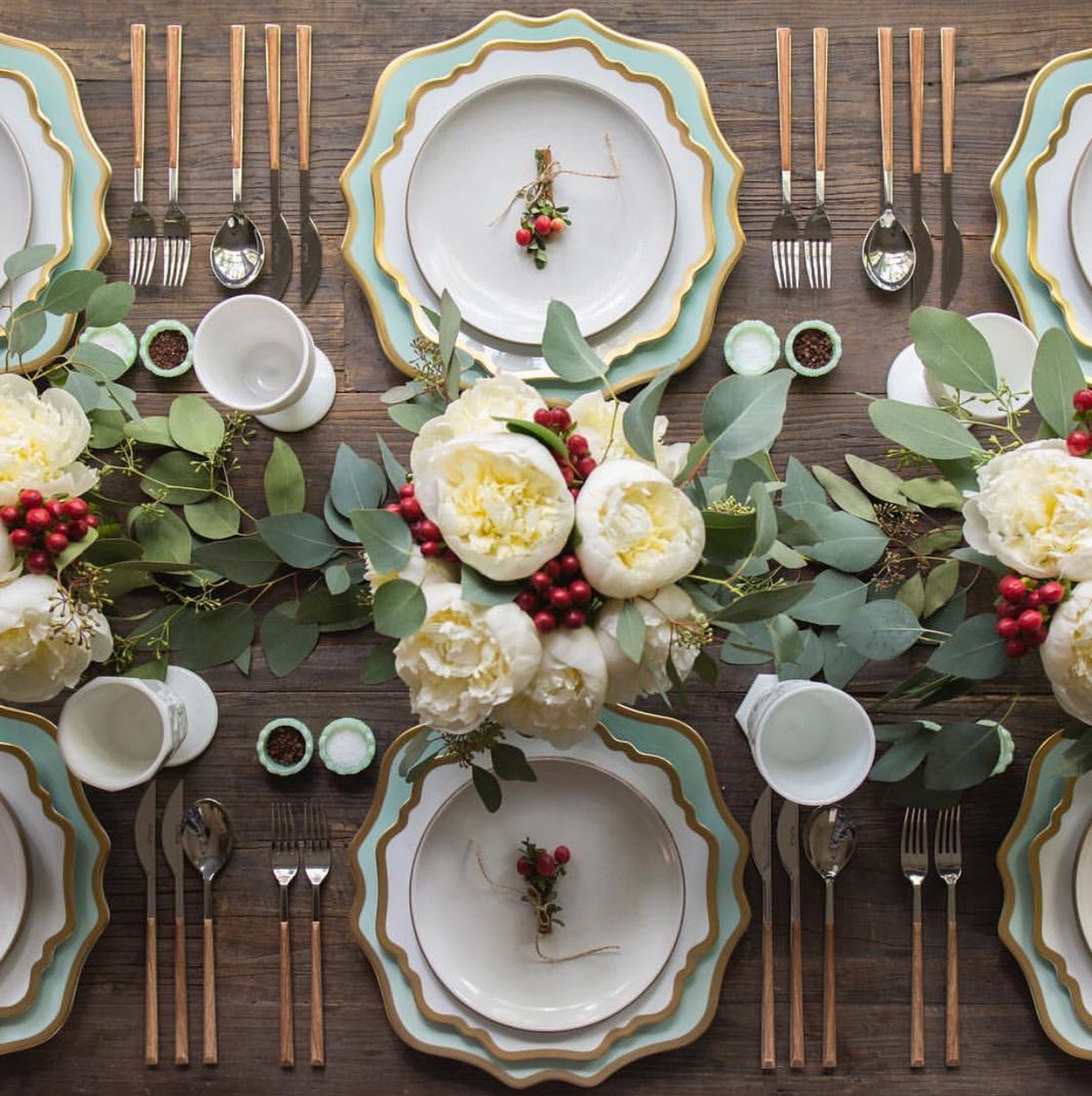 35 Elegant Christmas Table Settings 2022 - Stylish Holiday Table